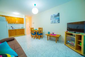 a living room with a couch and a table with chairs at Apartamento Positive in Tamaduste