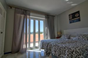 Posteľ alebo postele v izbe v ubytovaní Apartamentos Aloha2 El Puerto de Santa Maria