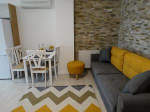 a living room with a couch and a table at Oni Venus Apartament in Cluj-Napoca