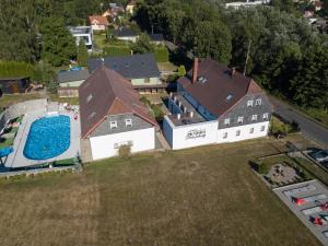 widok z lotu ptaka na dom z basenem w obiekcie Dvůr Pohody w mieście Varnsdorf