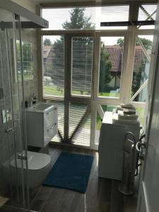 Et badeværelse på Vakarų apartamentai + 22 billeder