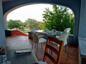 Civitanova AltaにあるBelle Marcheのパティオ(テーブル、椅子、窓付)