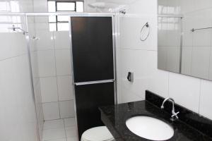 Ett badrum på Residence Hotel Ltda