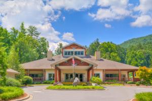 a house with a flag in the driveway at Fairway Forest in Sapphire +31 photos