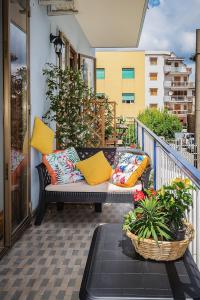 d'un canapé installé sur un balcon avec des oreillers jaunes. dans l'établissement Casa Rosetta, à Sorrente