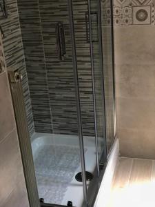 een douche met een glazen deur in de badkamer bij Cuore di Stabia in Castellammare di Stabia