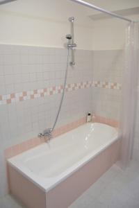 una bañera con ducha en un baño en Casa DahLia Mondello, en Mondello 10 fotos más