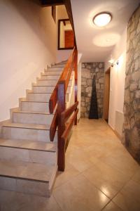 una escalera en una casa con una pared de piedra en Family Apartments, en Žabljak