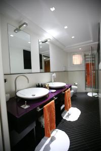La salle de bains est pourvue de 2 lavabos et d'un grand miroir. dans l'établissement Casa Vacanze Maridy, à Naples