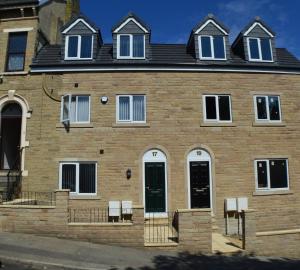 Gallery image of Fantastic Large House with Private Parking in Bradford
