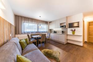salon z kanapą i stołem w obiekcie Apartments Mezdi w mieście Santa Cristina Valgardena