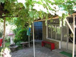 pergola z czerwoną ławką na patio w obiekcie Pržić House w mieście Negotin