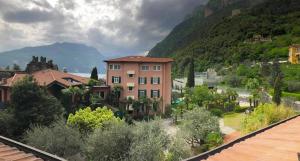 um edifício numa cidade com montanhas ao fundo em Appartamento i Sentieri 23 em Riva del Garda
