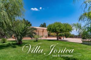 uma placa que lê villa fanta bed and breakfast em B&B Villa Jonica em Gallipoli