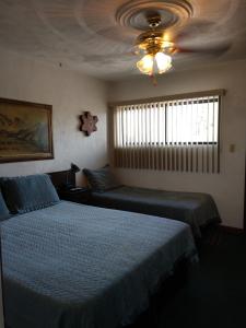 Postel nebo postele na pokoji v ubytování Swiss Mountain Motel + 14 fotografií