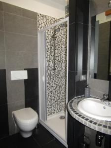 Koupelna v ubytování Dolce Dormire + 23 fotografií