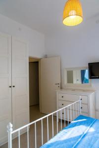 1 dormitorio con cama, tocador y espejo en Jazira, en Scoglitti
