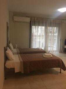 a large bed in a bedroom with a window at Il Mondo Apartments in Stavros