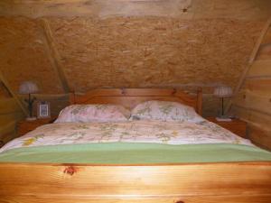 Una cama o camas en una habitación de Dom Letniskowy Ostaszewo
