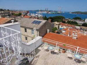 a balcony with tables and chairs on a building at Emma's rooms B&B in Pula