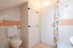 Ένα μπάνιο στο Apartments GreenSLO +35 φωτογραφίες