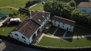 einen Blick über ein großes Haus mit Hof in der Unterkunft Agriturismo Terra di Zosagna in Breda di Piave