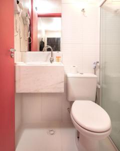 Zuza Slim Suítes في ماسيو: حمام به مرحاض أبيض ومغسلة
