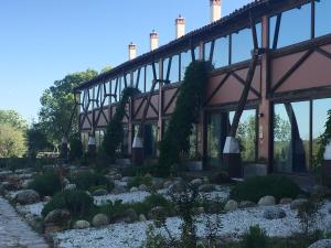 uma ponte sobre um jardim com pedras e plantas em LaEstancia em Madrigal de la Vera