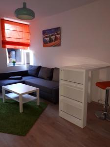 ヴェルニゲローデにあるThe new 50'sのリビングルーム(青いソファ、テーブル付)