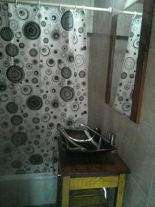 ein Bad mit einem Waschbecken und einem Duschvorhang in der Unterkunft Cabañas Paraiso Duplex 7 solo familias in Mar del Plata