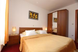 En eller flere senge i et værelse på Apartmani Đani