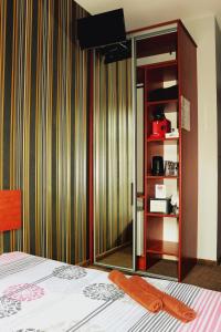 シュチェチンにあるStacja Grandの鏡付きのベッドとクローゼットが備わる客室です。