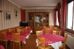 TV a/nebo společenská místnost v ubytování Hôtel Restaurant Le Bellevue Montrichard 3 étoiles