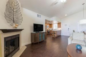 un salon avec une cheminée et une télévision dans l'établissement Grand Pacific Palisades Resort, à Carlsbad