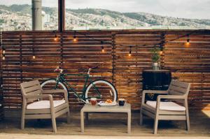 una bicicletta parcheggiata accanto a due sedie e un tavolo di La Joya Hostel a Valparaíso