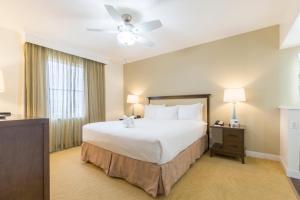 une chambre avec un grand lit blanc et une fenêtre dans l'établissement Grand Pacific Palisades Resort, à Carlsbad 32 autres photos