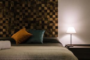 1 dormitorio con 1 cama con cabecero de madera en Departamentos M65 Luxury en Córdoba
