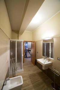 łazienka z 2 umywalkami, prysznicem i toaletą w obiekcie SUNSET LOFT w mieście Milazzo