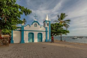 een blauwe en witte kerk op het strand bij Casa Sapoti - 5 minutos a pé da praia in Praia do Forte +26 foto's