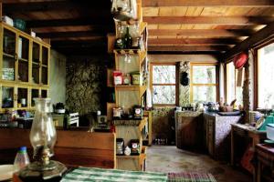 a living room with a table and some windows at Paraiso Verde in Chijoú
