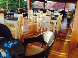 Neptune Diving Resort Moalboal tesisinde bir restoran veya yemek mekanı