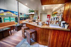 een restaurant met een bar met krukken aan een bar bij The Equus in Honolulu