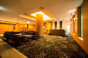 een lobby met stoelen en tafels in een gebouw bij Nara Plaza Hotel in Tenri