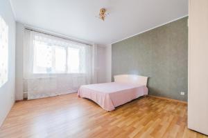 チタにあるDekabrist Apartment Tokmakova 36のベッドルーム1室(ベッド1台、大きな窓付)