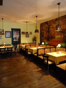 a restaurant with tables and chairs in a room at Haus Kehrwieder - Hotel am Kur-Café in Bad Suderode