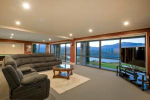 Televisyen dan/atau pusat hiburan di Lake Hayes Luxury Residence
