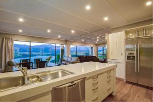 Dapur atau dapur kecil di Lake Hayes Luxury Residence