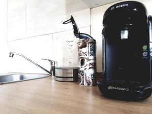 eine Kaffeemaschine auf einer Theke in einer Küche in der Unterkunft Studio 35 (Waren Müritz) in Waren (Müritz)