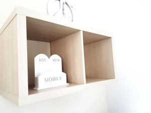 Eine Schachtel seines ersten Mottos auf einem Regal in der Unterkunft Studio 35 (Waren Müritz) in Waren (Müritz)
