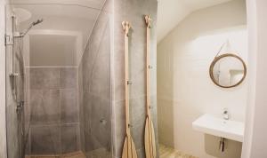 La salle de bains est pourvue d'une douche et d'un lavabo. dans l'établissement Łososiowa 3, à Jarosławiec